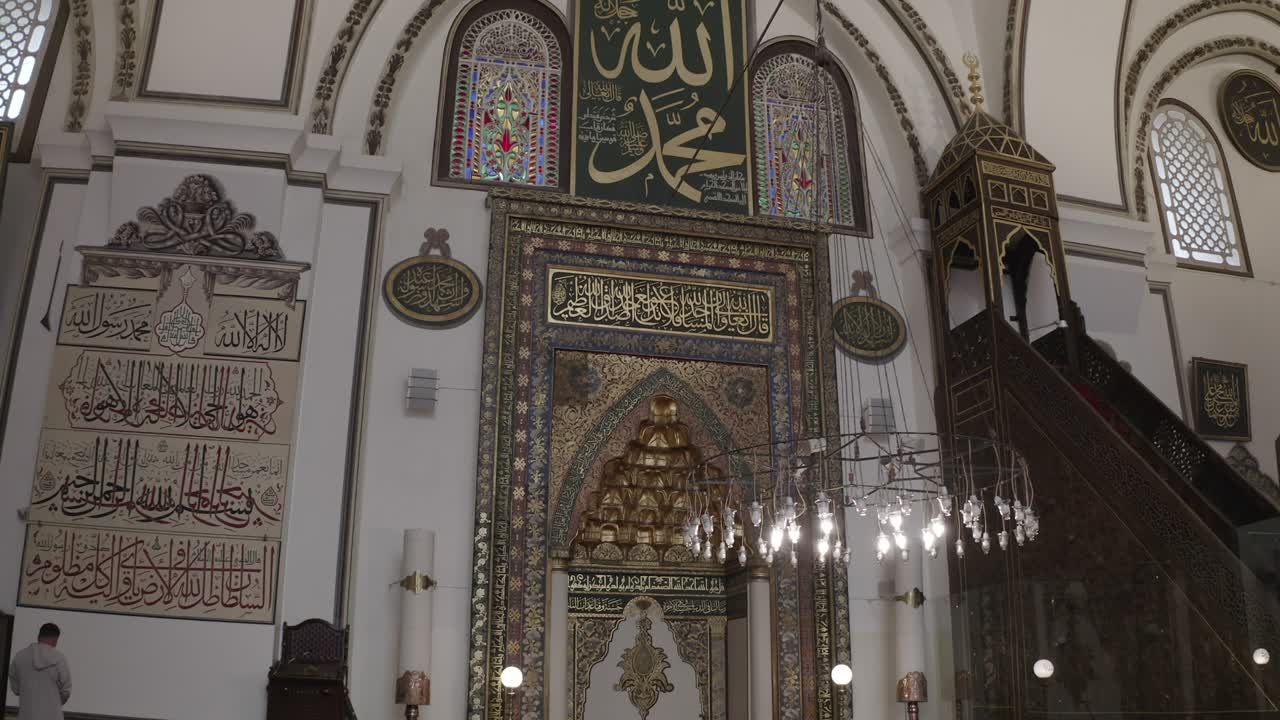 la gran mezquita de bursa o ulu cami es una mezquita en bursa, turquía. construida en el siglo xiv.