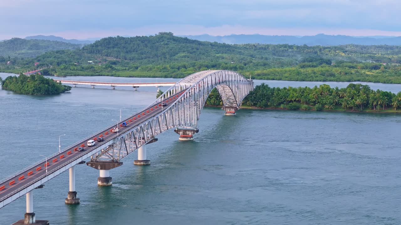 San Juanico Bridge, Establishing shot of traffic slowly crossing the bridge to Samar.