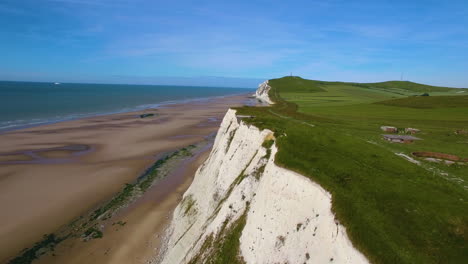 Video-Aereo-De-Un-Hermoso-Paisaje,-Filmado-En-Le-Petit-Blanc-Nez,-Escalles-En-La-Costa-De-Opal