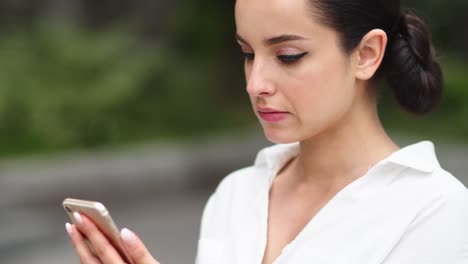 Chica-De-Primer-Plano-Usando-Teléfono-Móvil-Al-Aire-Libre.-Mujer-De-Negocios-Usando-El-Teléfono-Después-Del-Trabajo