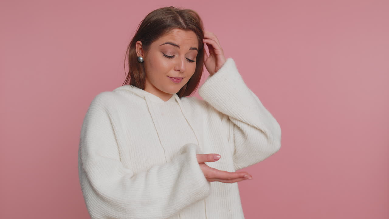 여성이 손을 들고 왜 왜 실패의 이유를 묻습니다. 불신을 보여주는 문제로 인한 짜증