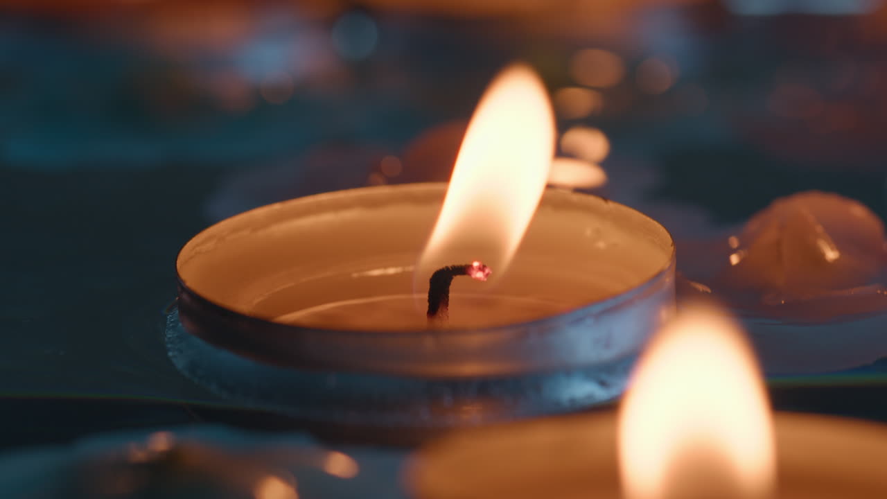 Candela galleggiante nel fiume per la festa religiosa di Diwali