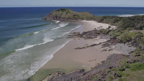 Olas-Del-Océano-Salpicando-En-La-Orilla-Arenosa-En-La-Playa-De-Cabarita-En-Nsw,-Australia---Retroceso-Aéreo