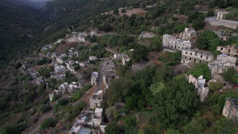 Erkundung-Der-Ruinen-Der-Geisterstadt-Gairo-Vecchio-Auf-Der-Insel-Sardinien-Von-Oben