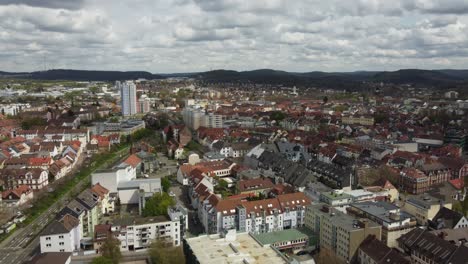 Volando-Sobre-El-Lado-Este-Y-La-Antigua-Ciudad-De-Kaiserslautern,-Alemania