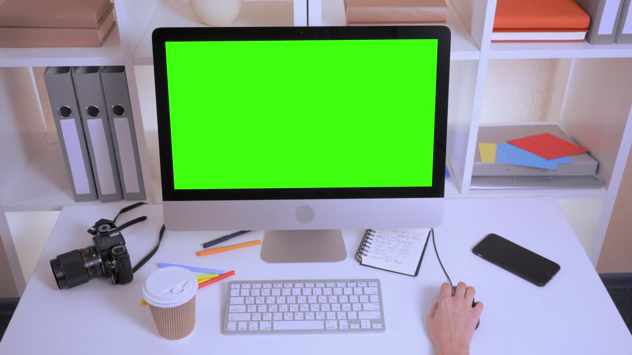 persona trabaja en una oficina creativa