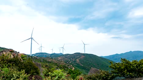 equipos de energía eólica en la montaña