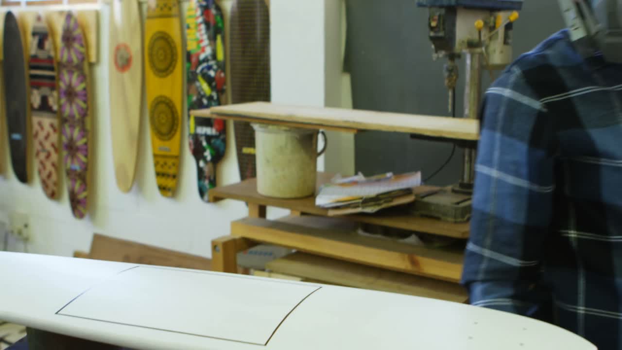 hombre quitando pegatina de color de patineta 4k