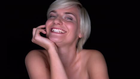vista frontal feliz mujer rubia natural sonriendo con una hermosa sonrisa blanca y saludable a la cámara