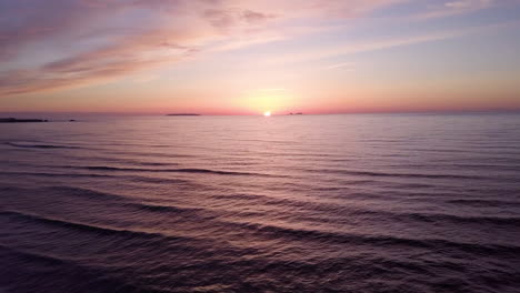 hermosa puesta de sol púrpura sobre el mar