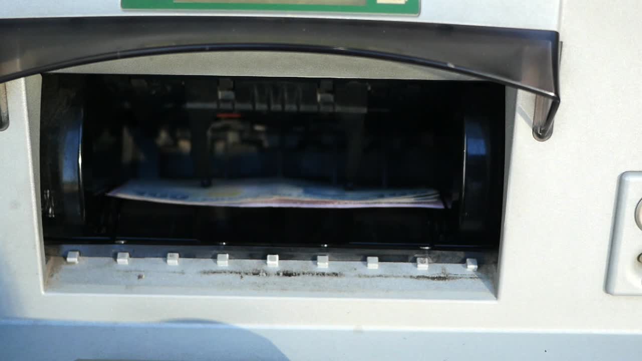 현금을 배포하는 atm