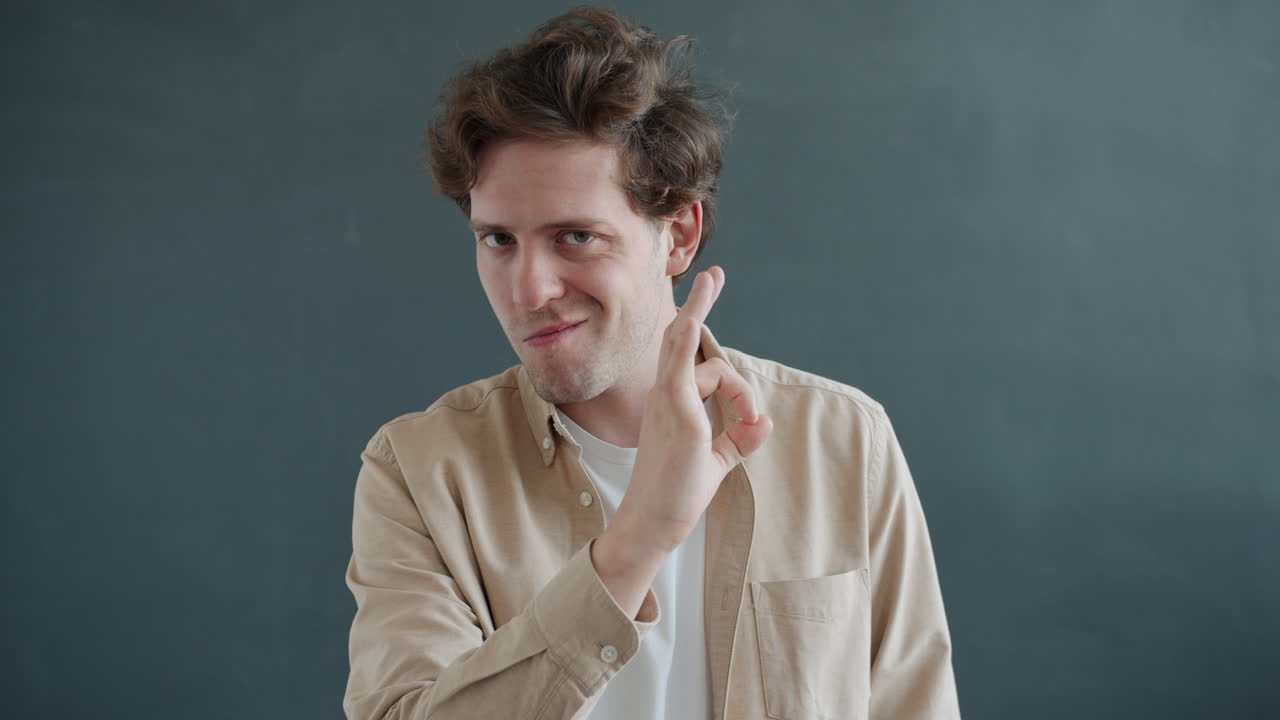 다른 표정을 가진 남자