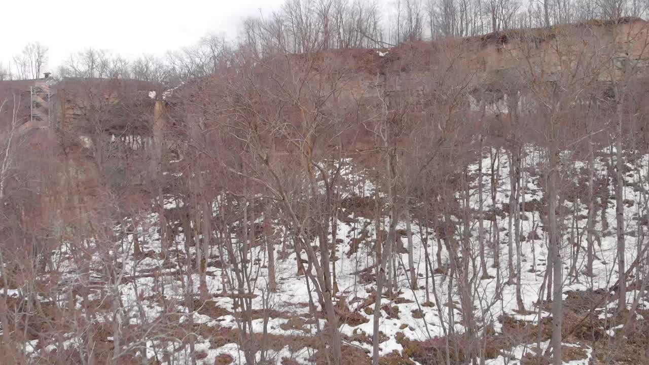 절벽과 눈이 있는 겨울 풍경