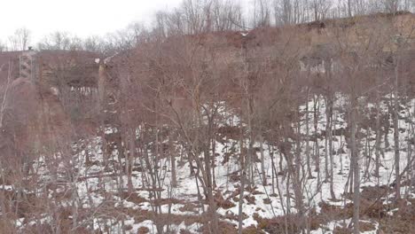paisaje de invierno con acantilados y nieve