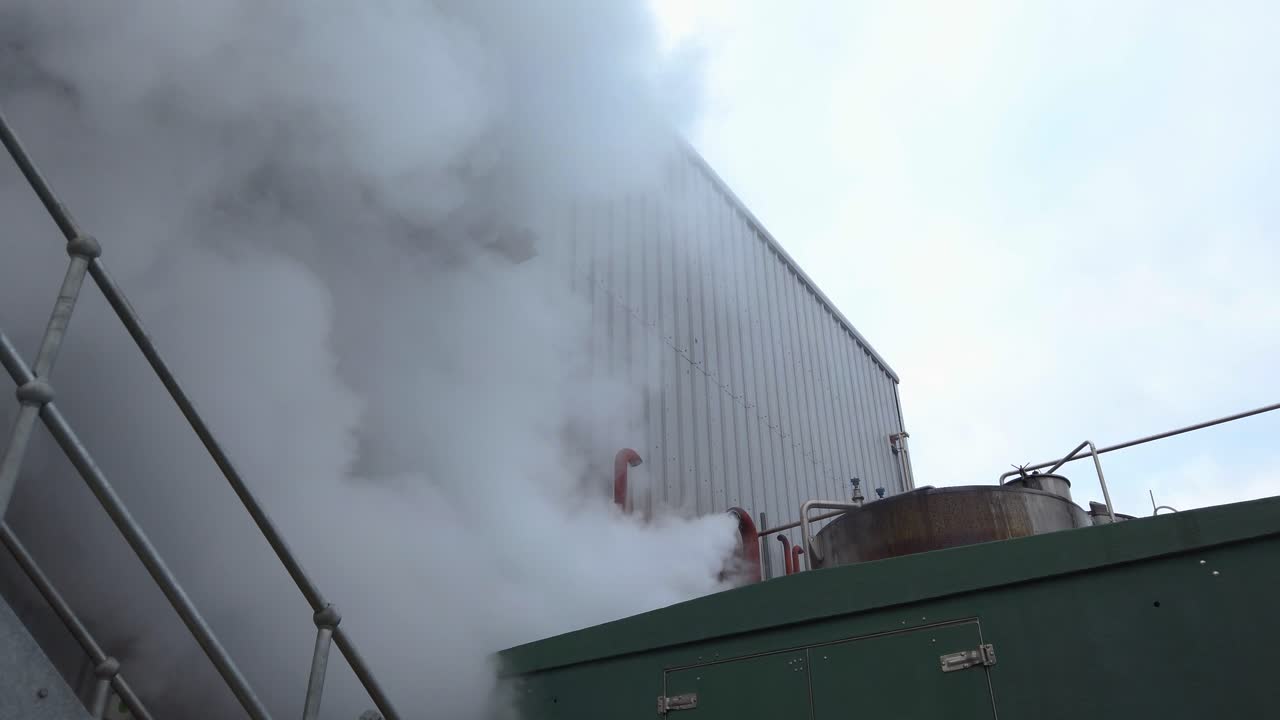 vapor pesado de la caldera de fábrica, humo de chimenea industrial - tiro estático de ángulo bajo