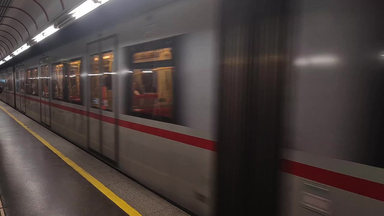 Vienna, Austria. Treno della metropolitana U-Bahn in arrivo nella stazione sotterranea.
