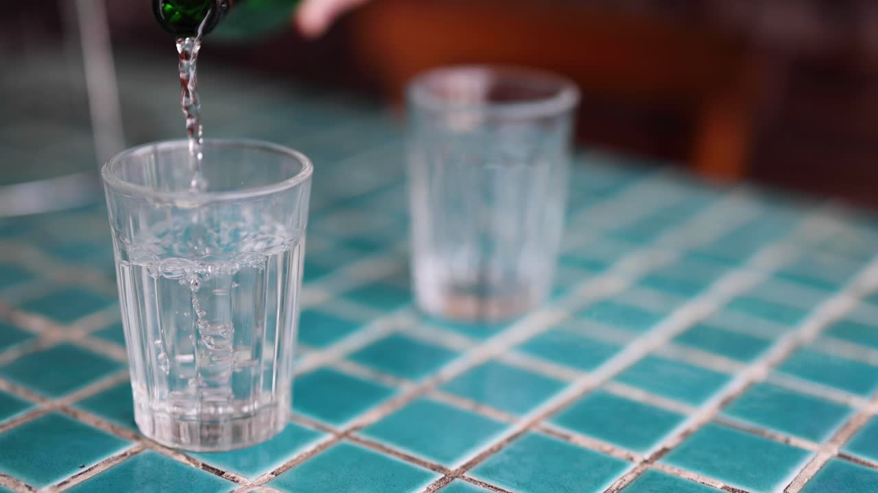 사케가 유리잔에 여지는 장면