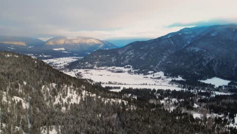 &quot;das-Falkland-Valley-In-Der-Thompson-nicola-Region,-Bc,-Kanada-Zur-Goldenen-Stunde:-Schneebedeckte-Berge-Und-Wälder-Umgeben-Von-Bewölktem-Himmel