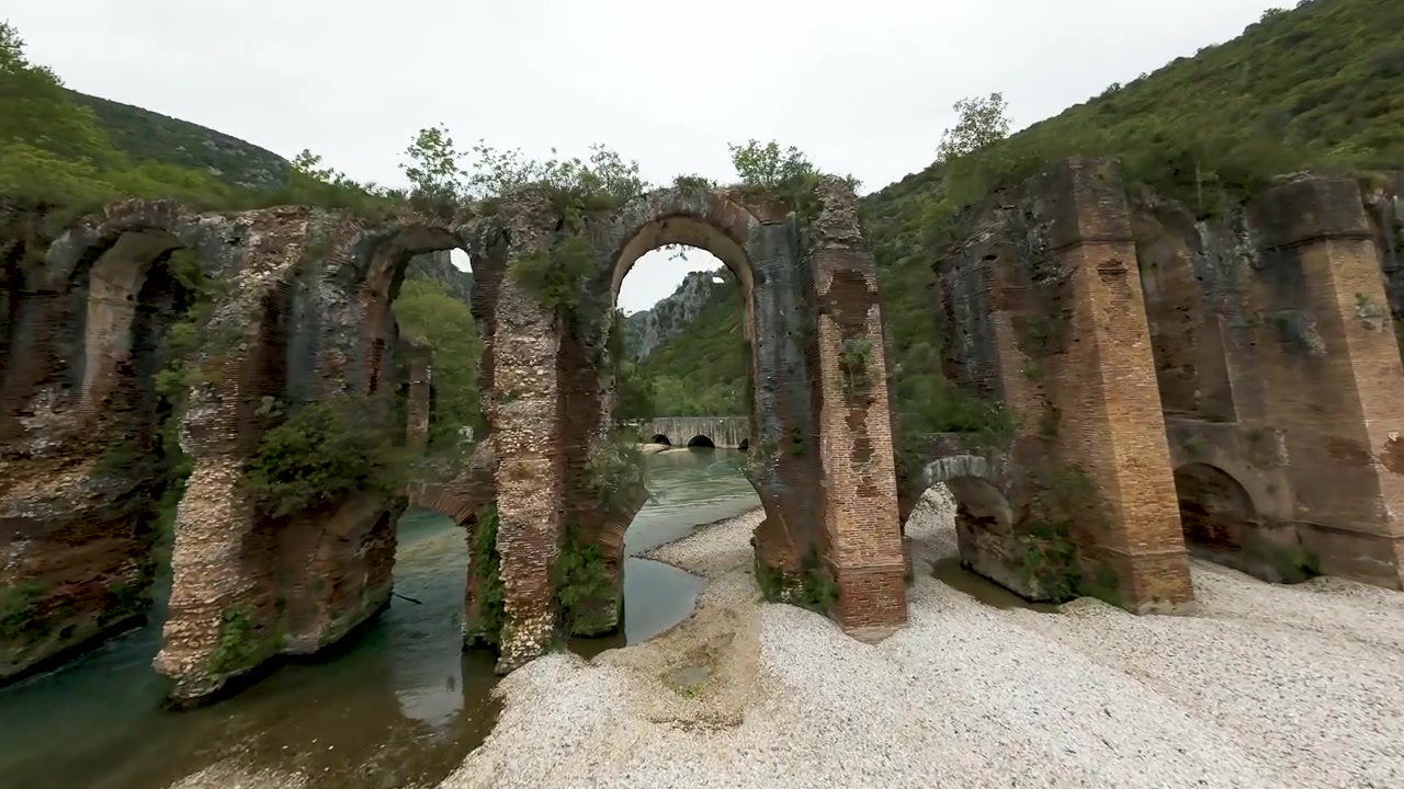 Dynamické video z letu FPV dronu ruin římského akvaduktu Nikopoli v Preveze v Řecku.