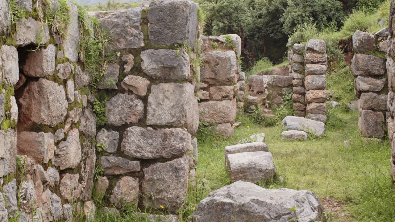 Mura in pietra di Cusco e panoramica del tempio delle scimmie - 4k 50fps.
