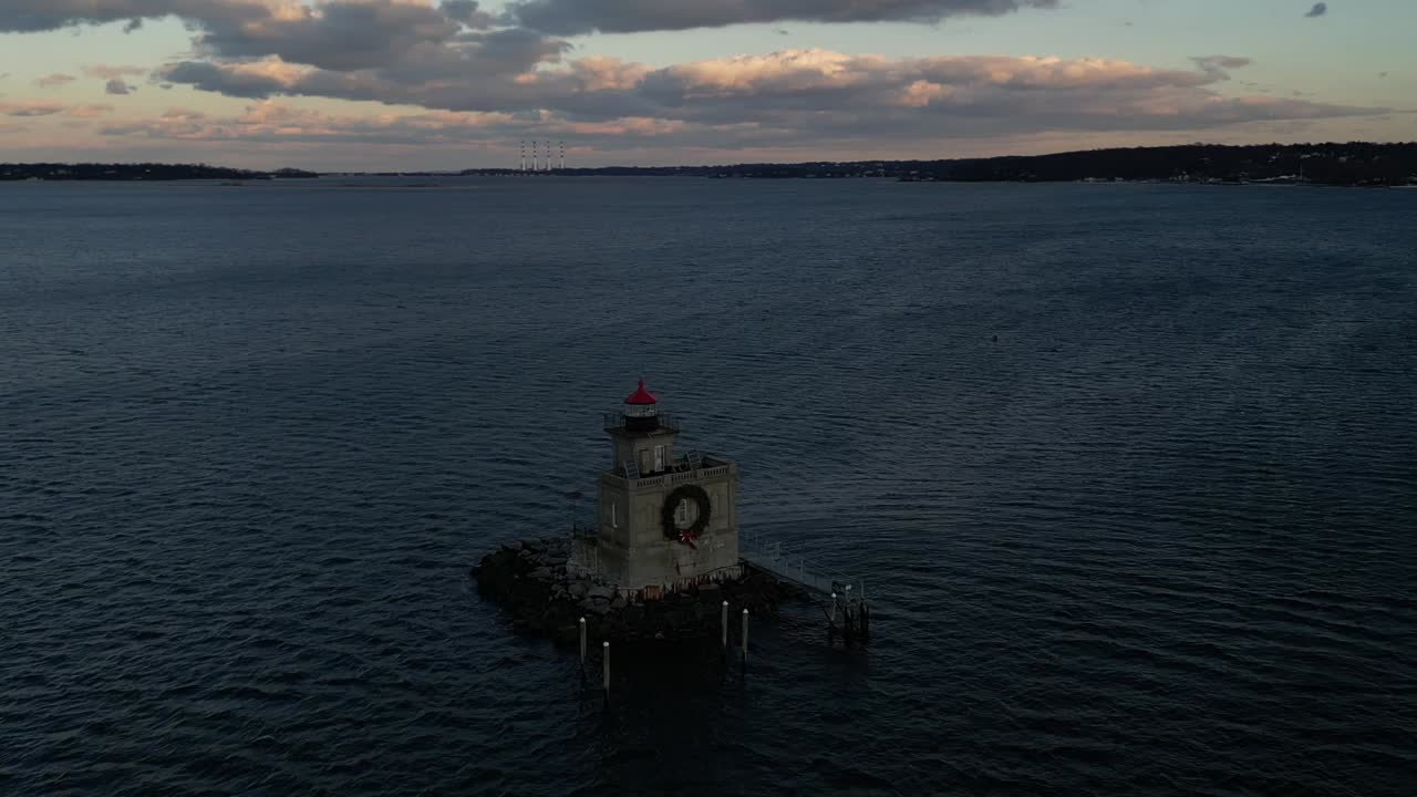 뉴욕 롱아일랜드에 있는 헌팅턴 하버 등대의 공중 전망, 일몰 시 크리스마스 화환