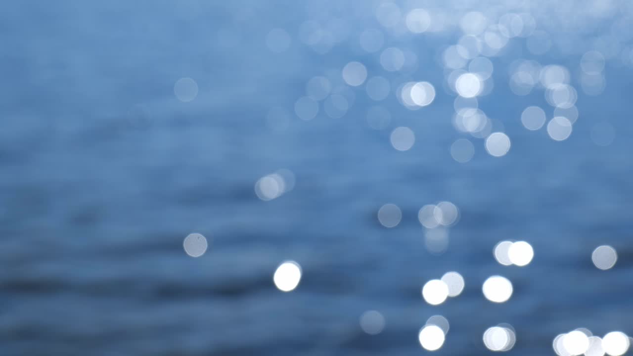 partículas de luz de agua abstracta brillando en bokeh como fondo