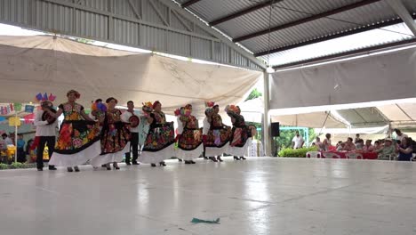 Toma-En-Cámara-Lenta-De-Mujeres-Y-Hombres-Bailando-Juntos-En-La-Tradicional-Guelaguetza