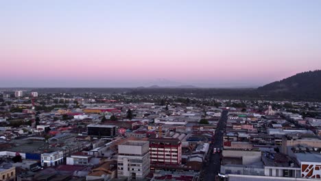vista aerea estableciendo la ciudad de temuco con la hora azul y colores morados, volcan llaima