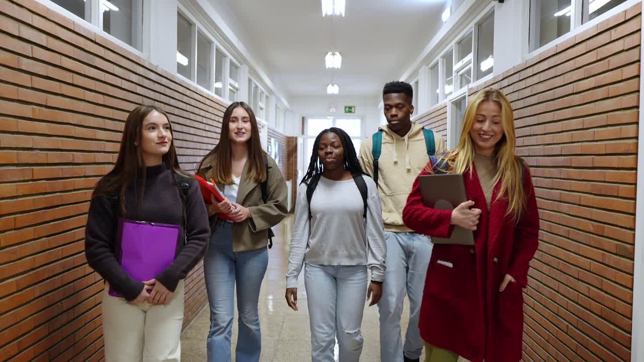Gruppo di studenti che camminano nel corridoio della scuola