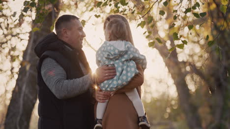 familia feliz con un niño divertirse en el parque de otoño