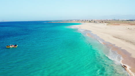 Volando-Bajo-Sobre-La-Playa-Del-Desierto-Tropical