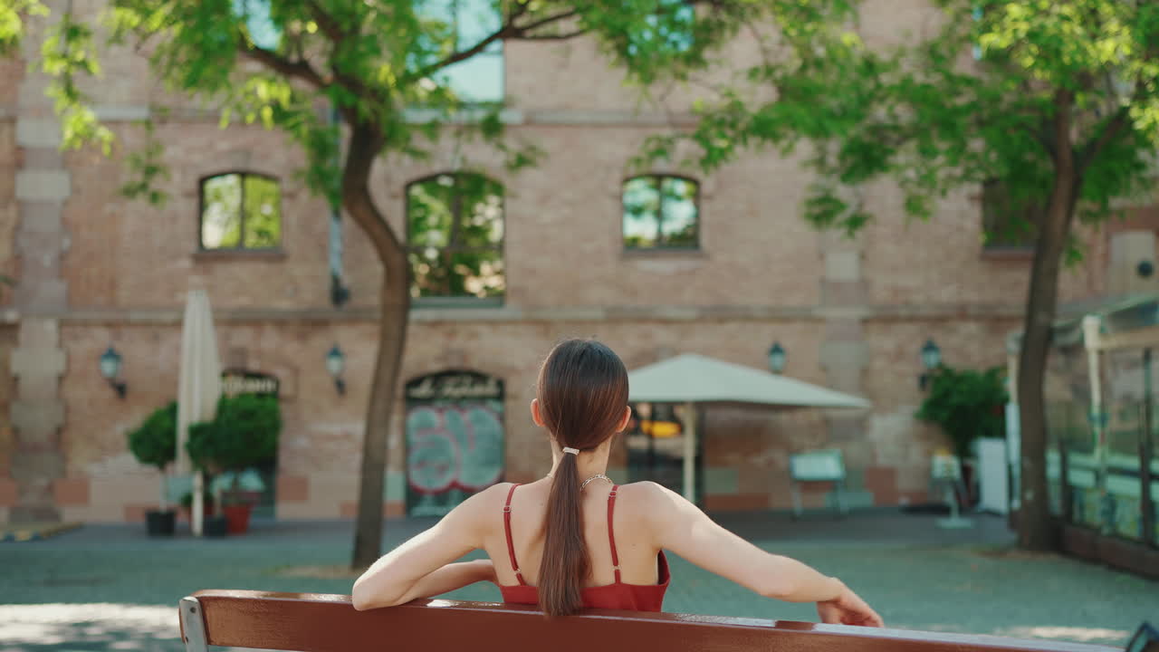 도시 의 벤치 에 앉아 있는 여자