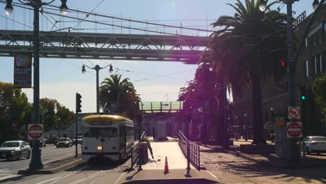 Oldtimer-Straßenbahn,-Die-Den-Bahnhof-Von-San-Francisco-Verlässt