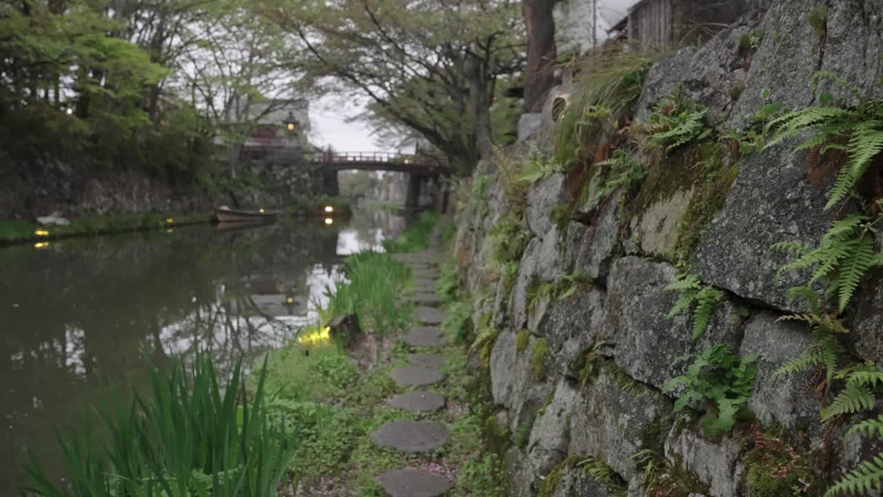 omihachiman bori, antiguo foso de piedra en la prefectura chiíta, tiro pov caminando