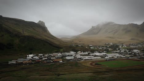 ciudad aérea vik, casas y montañas verdes de hierba en un día de niebla temperamental, islandia