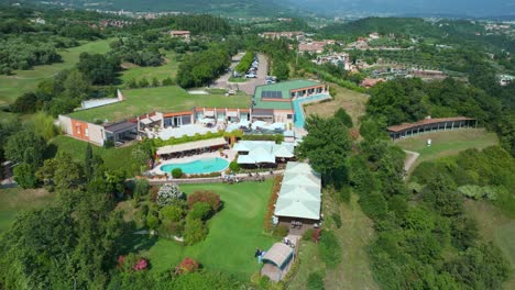 vista aérea del golf ca 'degli ulivi ubicado en marciaga, en la orilla de verona del lago garda