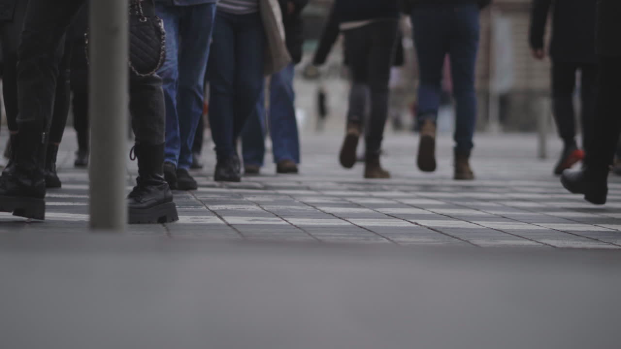Pedoni che camminano su una strada cittadina