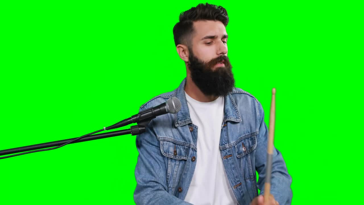 batería masculino tocando el tambor