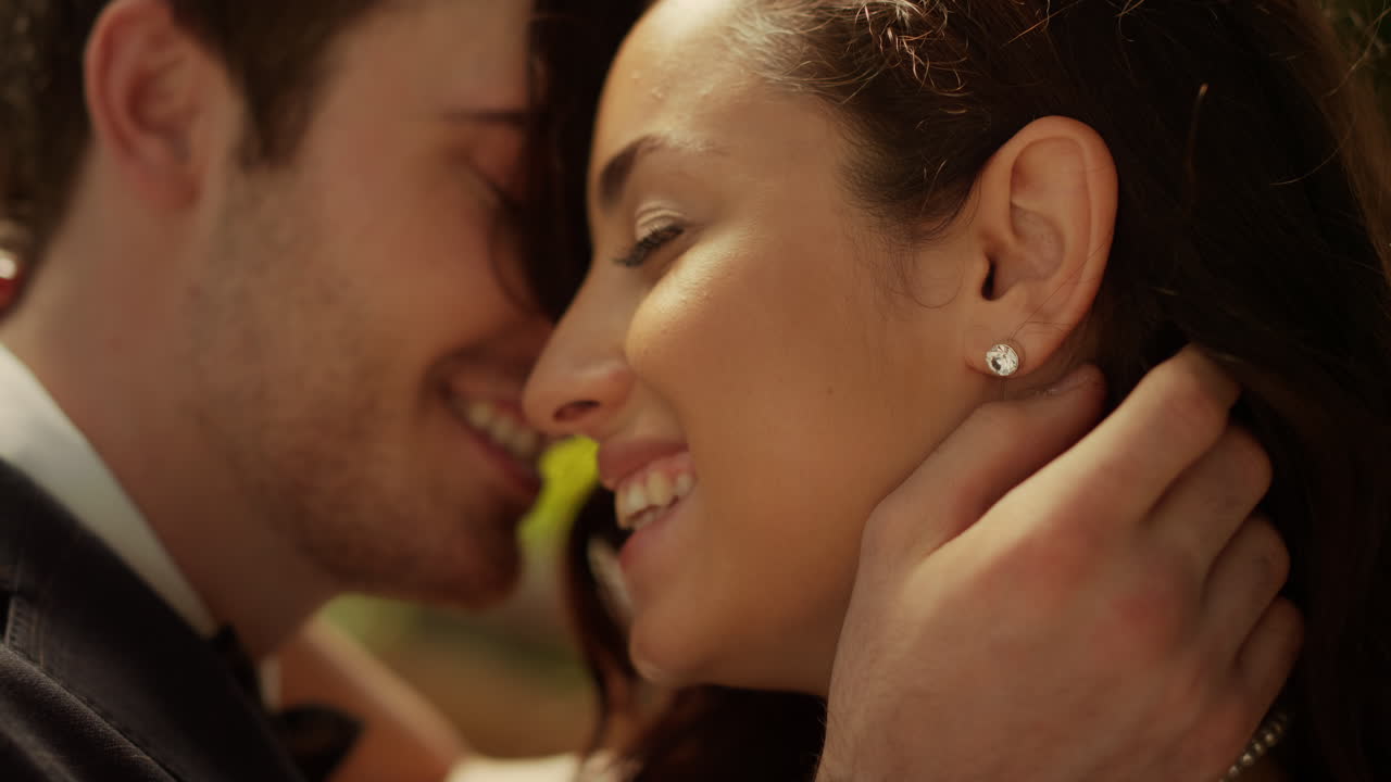 사랑하는 커플이 공원에서 사랑하는 순간