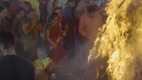 Menschen-Feiern-Das-Hinduistische-Holi-Fest-Mit-Lagerfeuer-In-Mumbai,-Indien-7