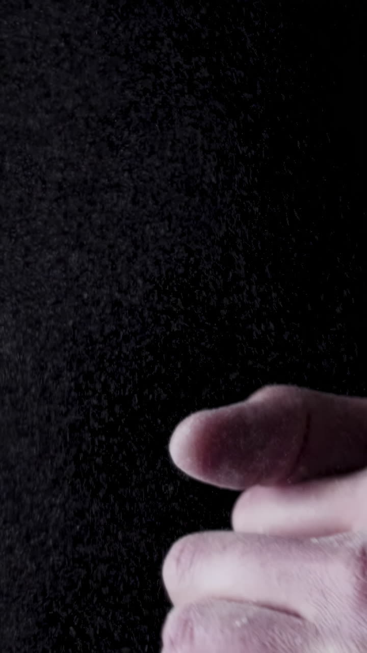 manos cubiertas de harina