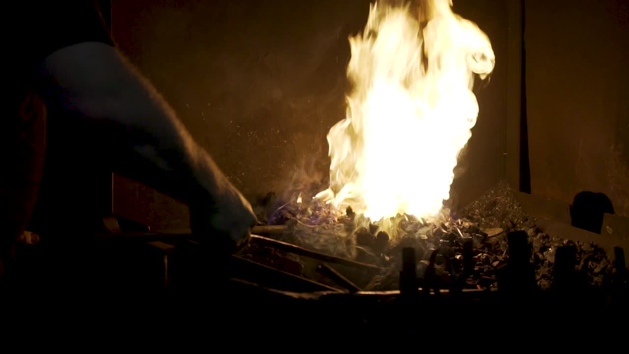 120fps 슬로우 모션으로 대장장이 금속 단조