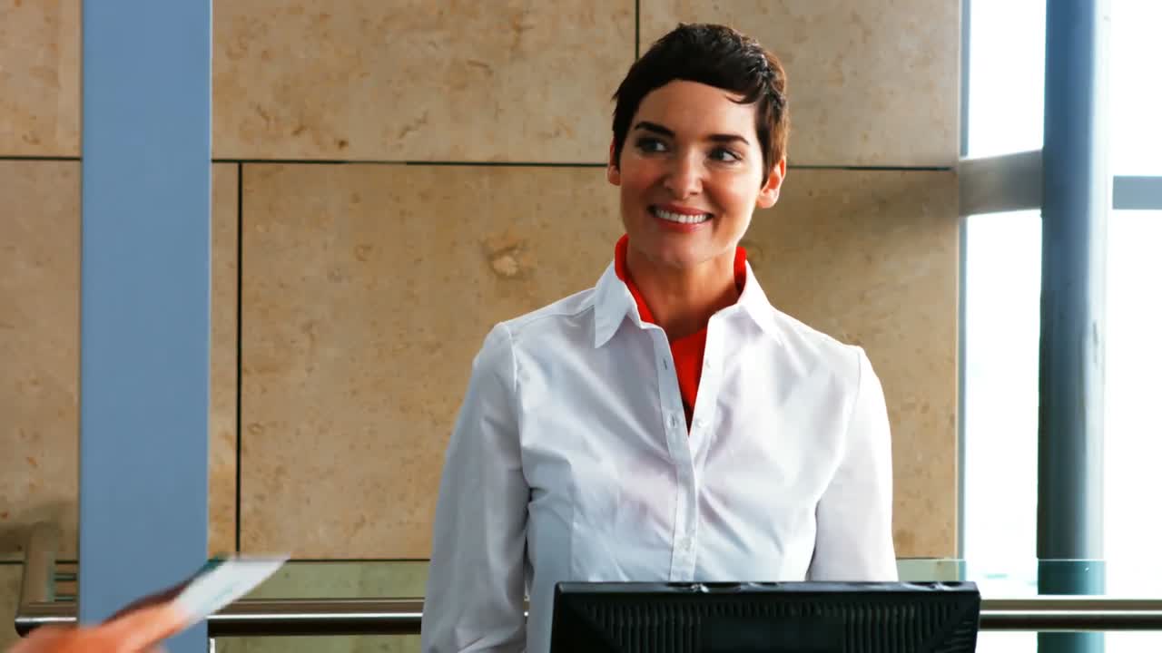 personal femenino del aeropuerto chequeando el pasaporte de los pasajeros