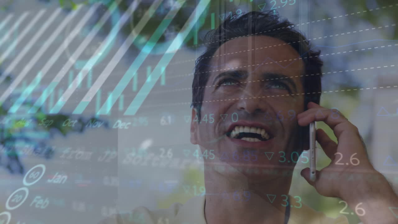 animación del procesamiento de datos del mercado de valores contra el hombre caucásico hablando en el teléfono inteligente.