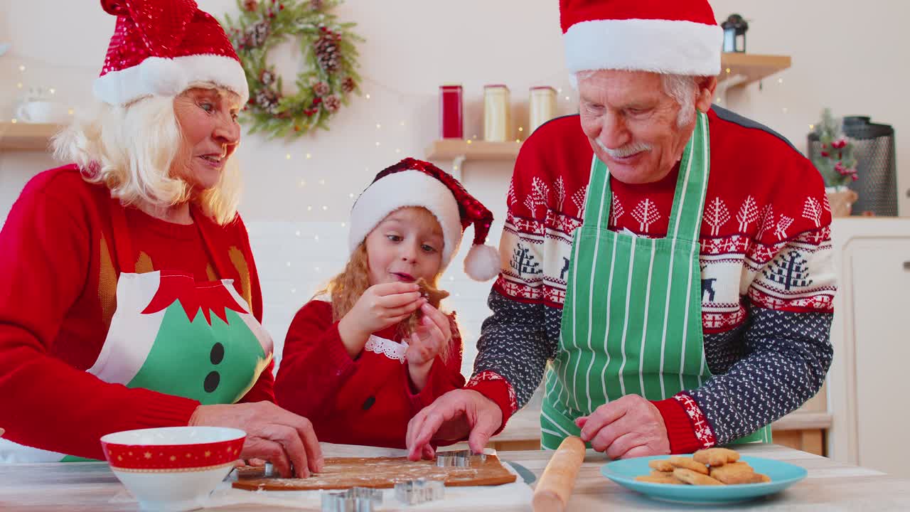 Kakek nenek keluarga senior, cucu perempuan sedang menyiapkan masakan kue Natal buatan sendiri