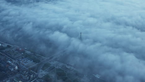 Asombrosas-Imágenes-Aéreas-Del-Puente-Swietokrzyski-Envuelto-En-Niebla.-Alto-Pilar-De-Hormigón-Con-Cables-De-Soporte-Que-Sobresalen-Por-Encima-De-La-Niebla-Blanca.-Varsovia,-Polonia