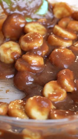 easy banana pudding recipe: creamy chocolate sauce and sliced bananas