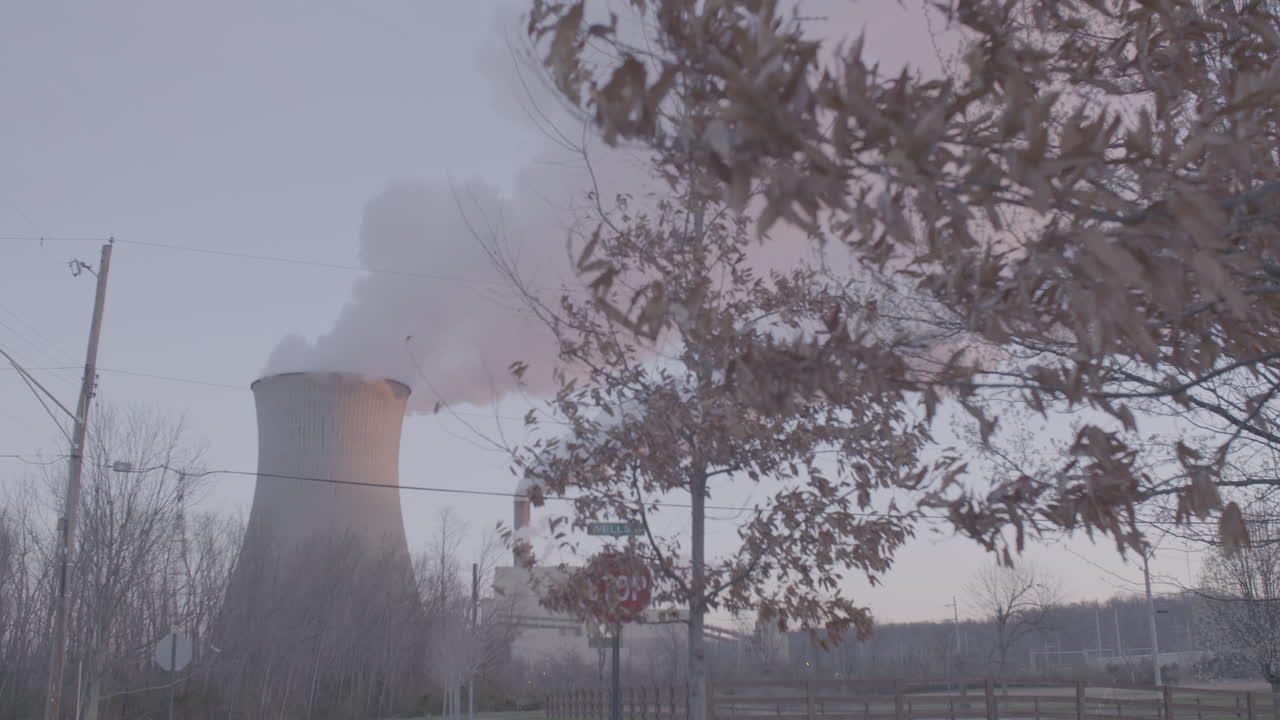 연기 스택과 factory_fall 나무