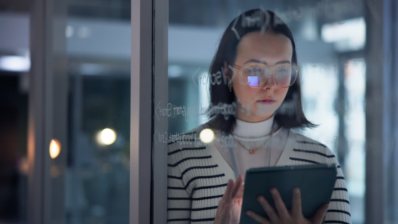 Donna che lavora al tablet in ufficio
