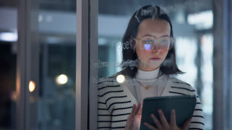 mujer trabajando en una tableta en la oficina